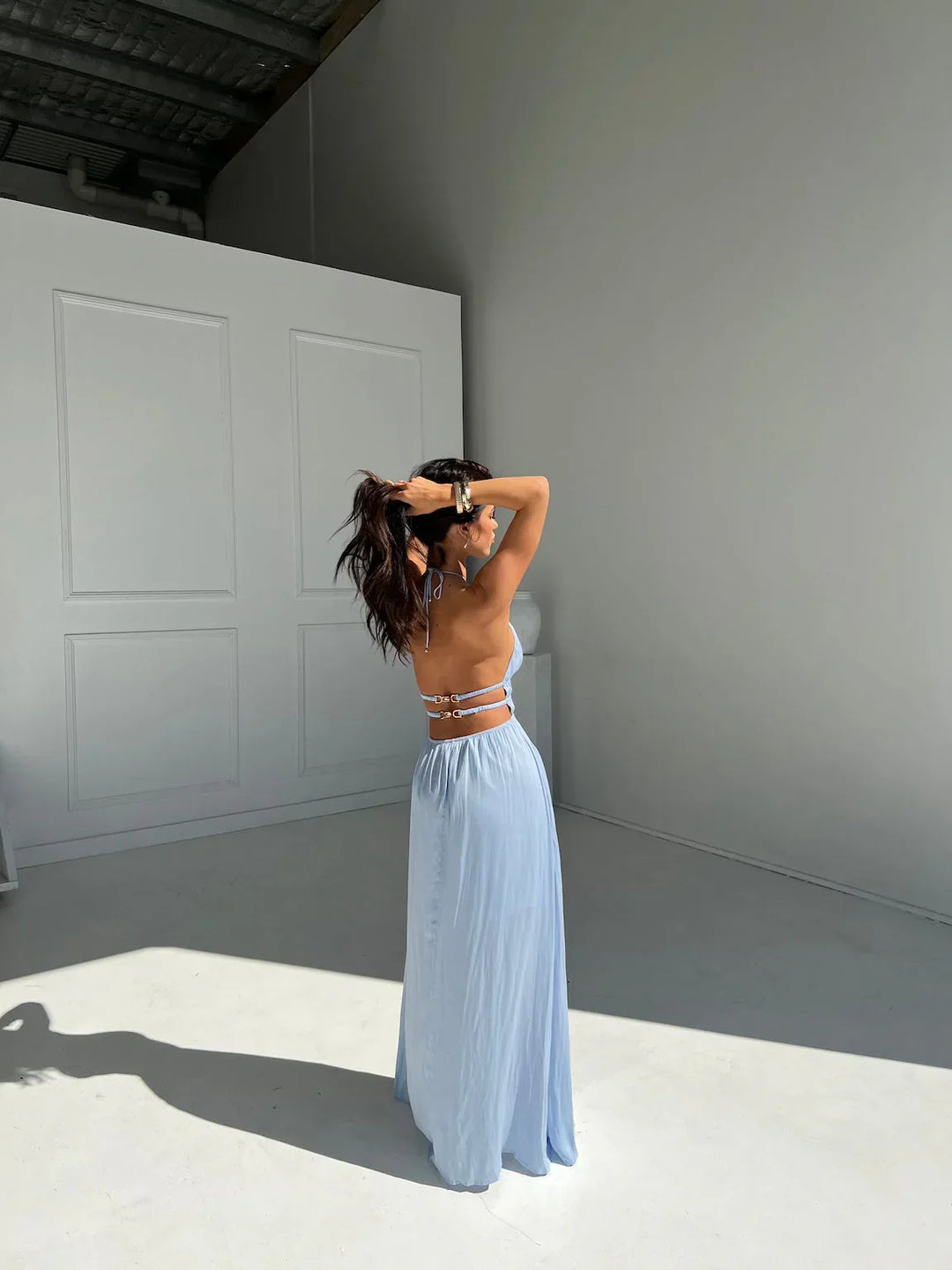 Vestito lungo donna con schiena nuda e dettagli découpe