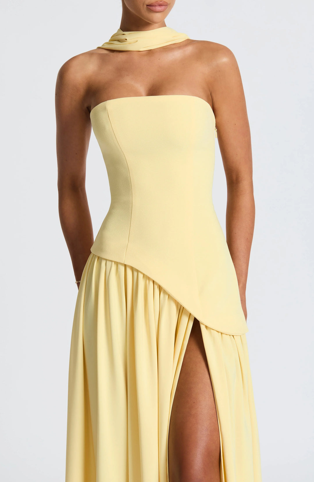 Vestito lungo a bustier con corsetto, dettaglio foulard e spacco alto