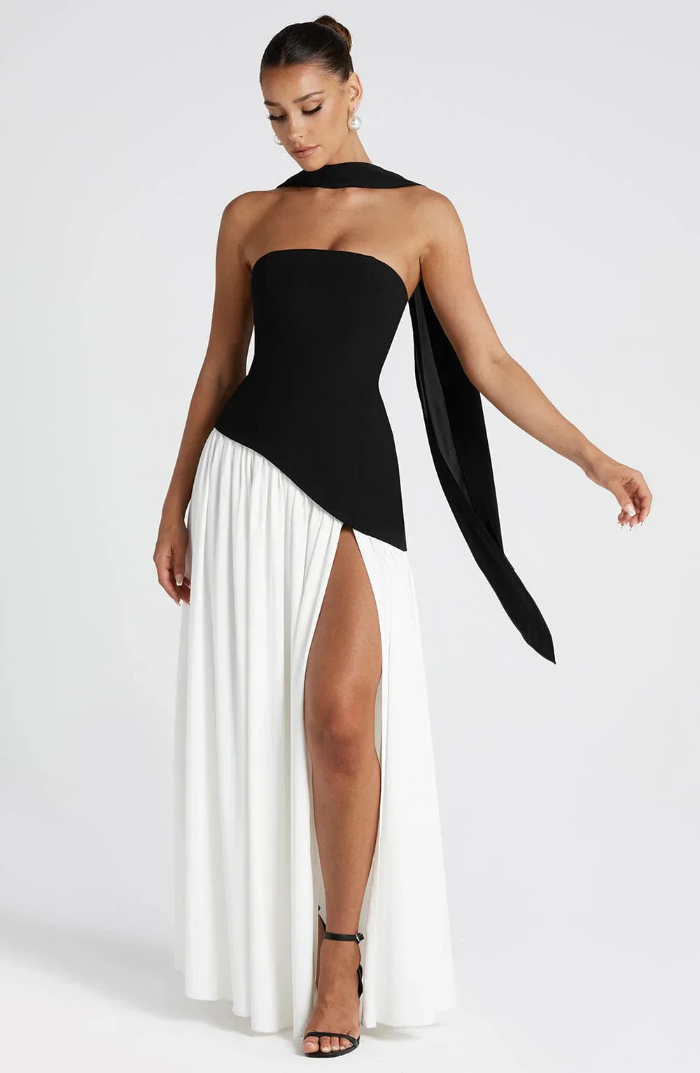Vestito lungo a bustier con corsetto, dettaglio foulard e spacco alto