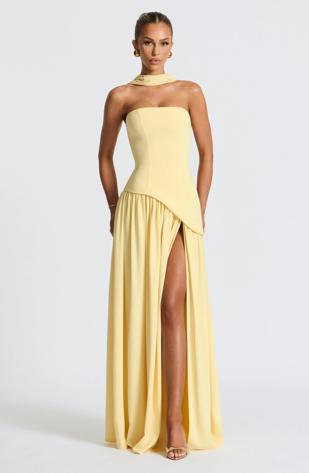 Vestito lungo a bustier con corsetto, dettaglio foulard e spacco alto