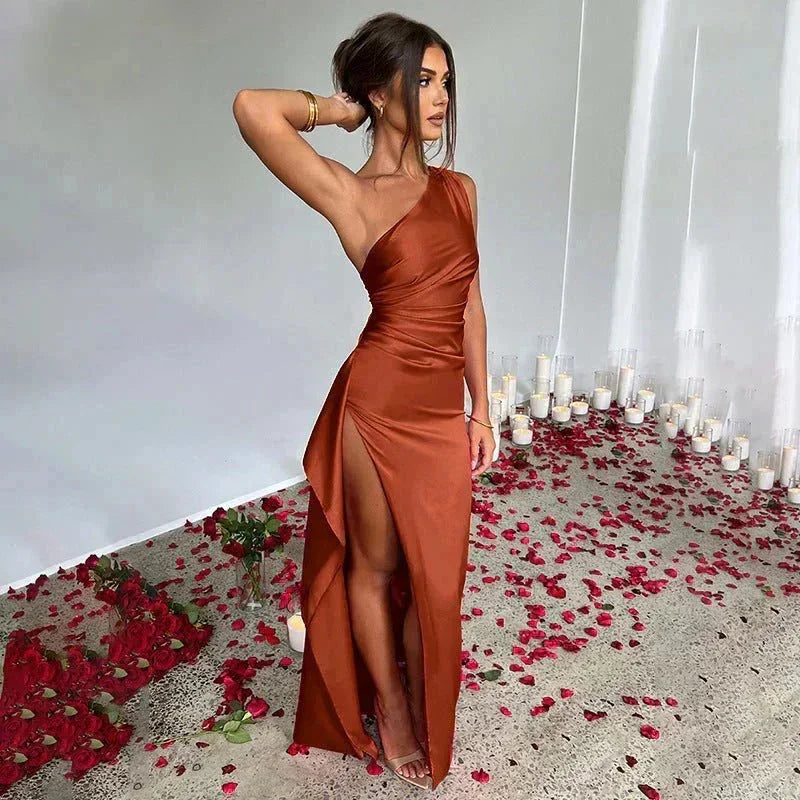 Vestito lungo donna con spacco monospalla effetto satin