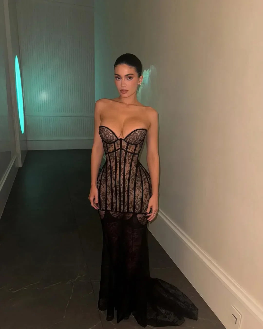 Vestito lungo da donna nero con bustier in pizzo