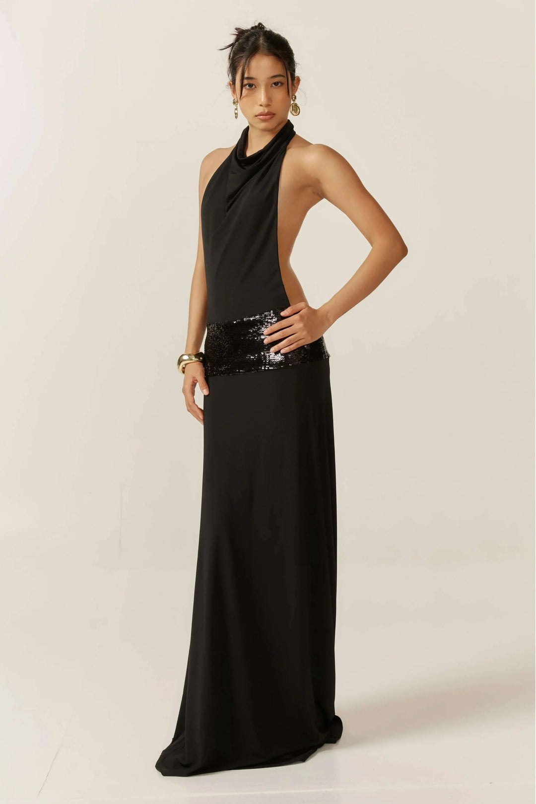 Vestito lungo da donna nero schiena nuda con paillettes