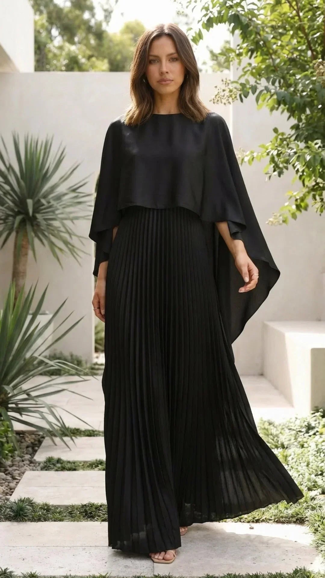Vestito lungo da donna plissettato con maniche a mantella