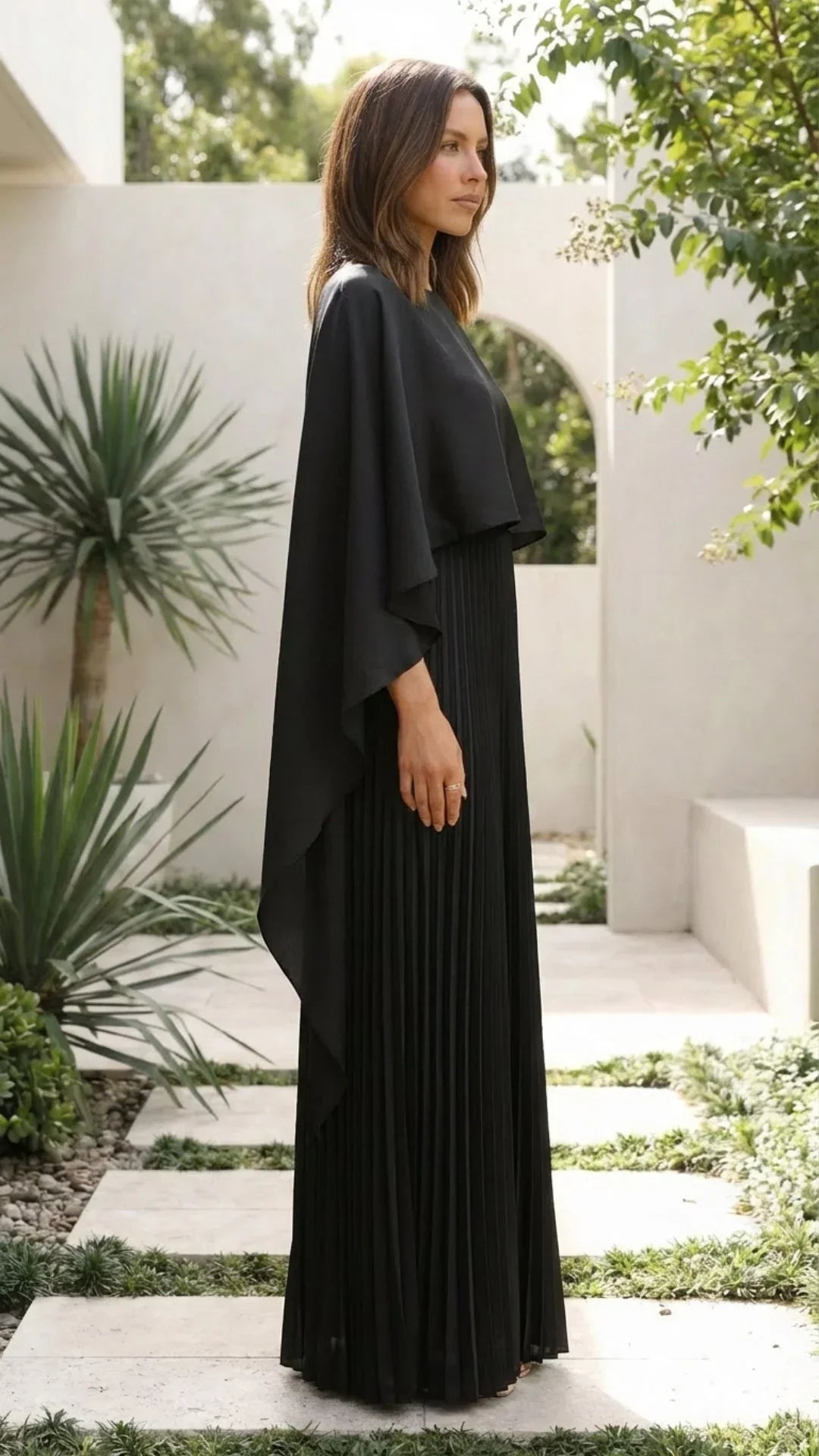 Vestito lungo da donna plissettato con maniche a mantella