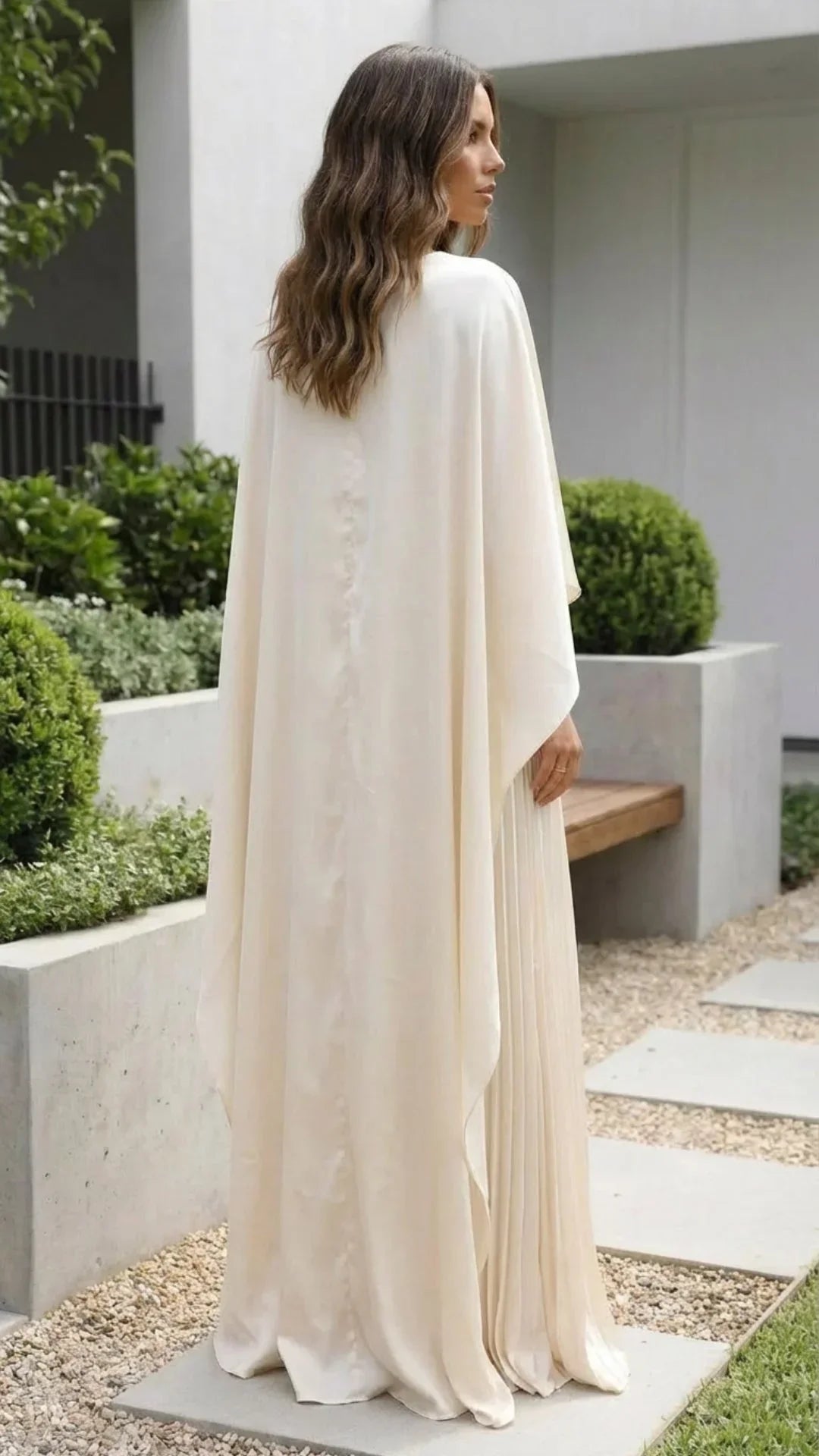 Vestito lungo da donna plissettato con maniche a mantella
