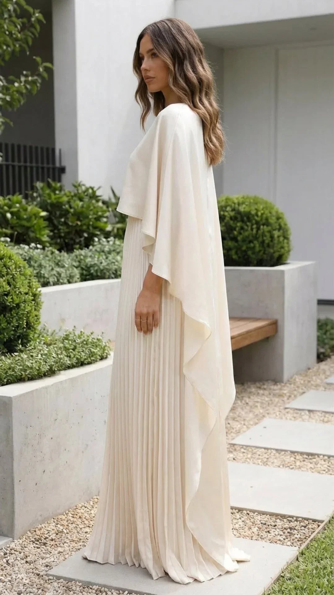 Vestito lungo da donna plissettato con maniche a mantella