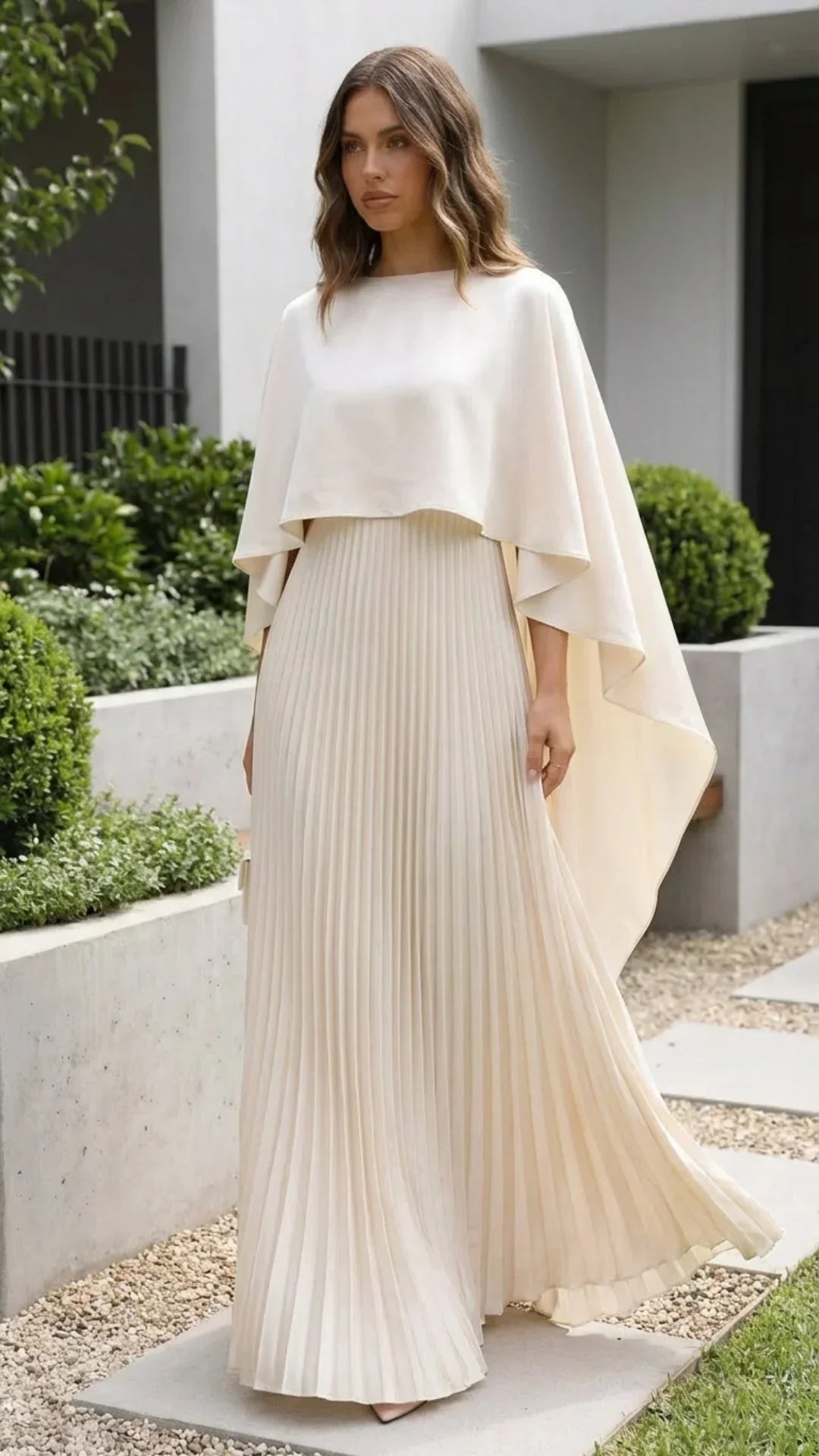 Vestito lungo da donna plissettato con maniche a mantella