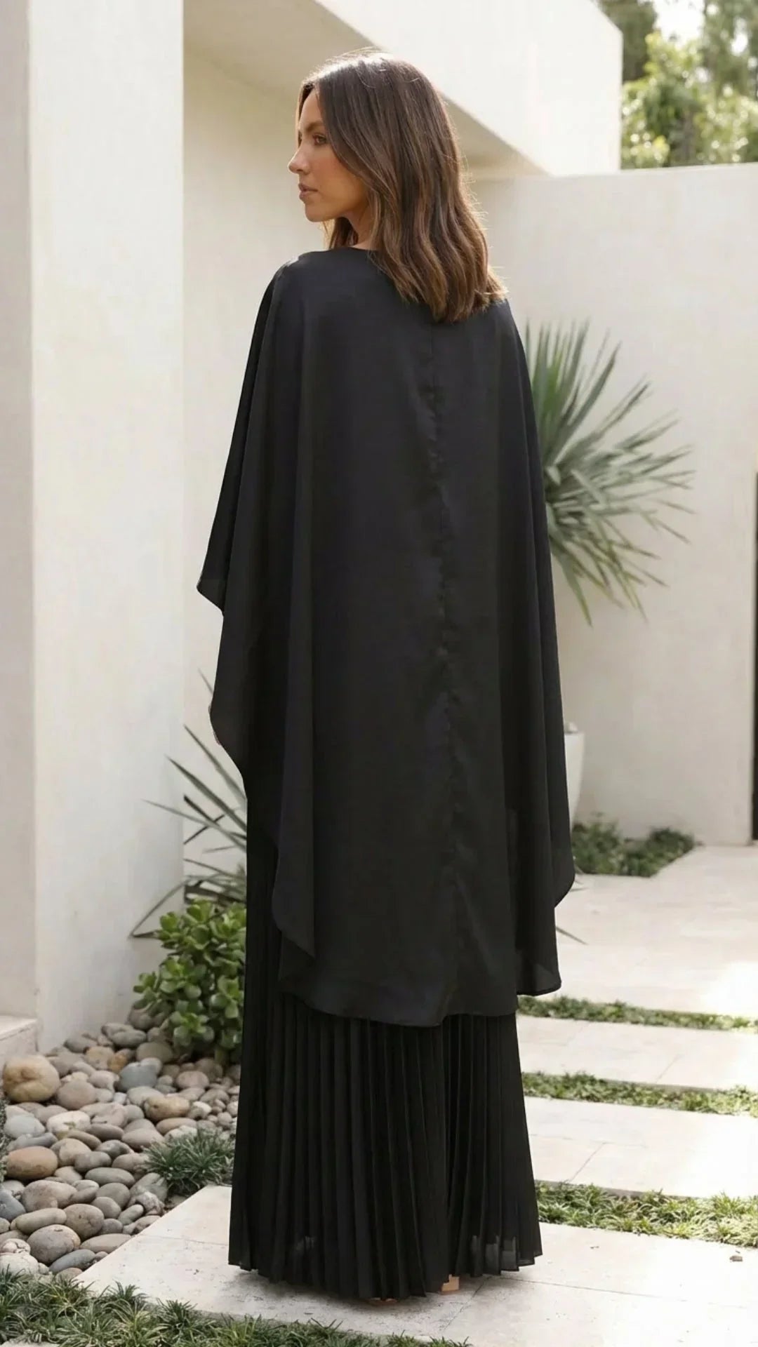 Vestito lungo da donna plissettato con maniche a mantella