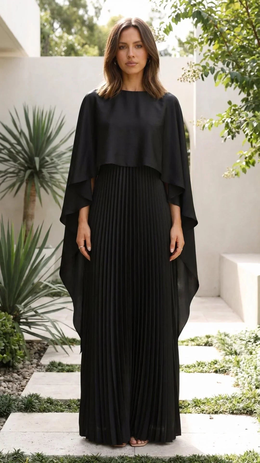 Vestito lungo da donna plissettato con maniche a mantella