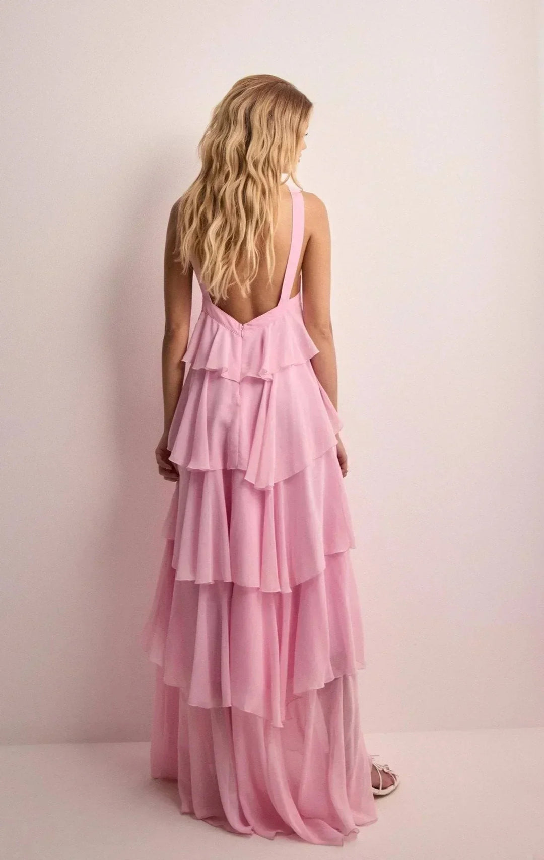 Vestito lungo rosa con scollo all'americana e volant floreali