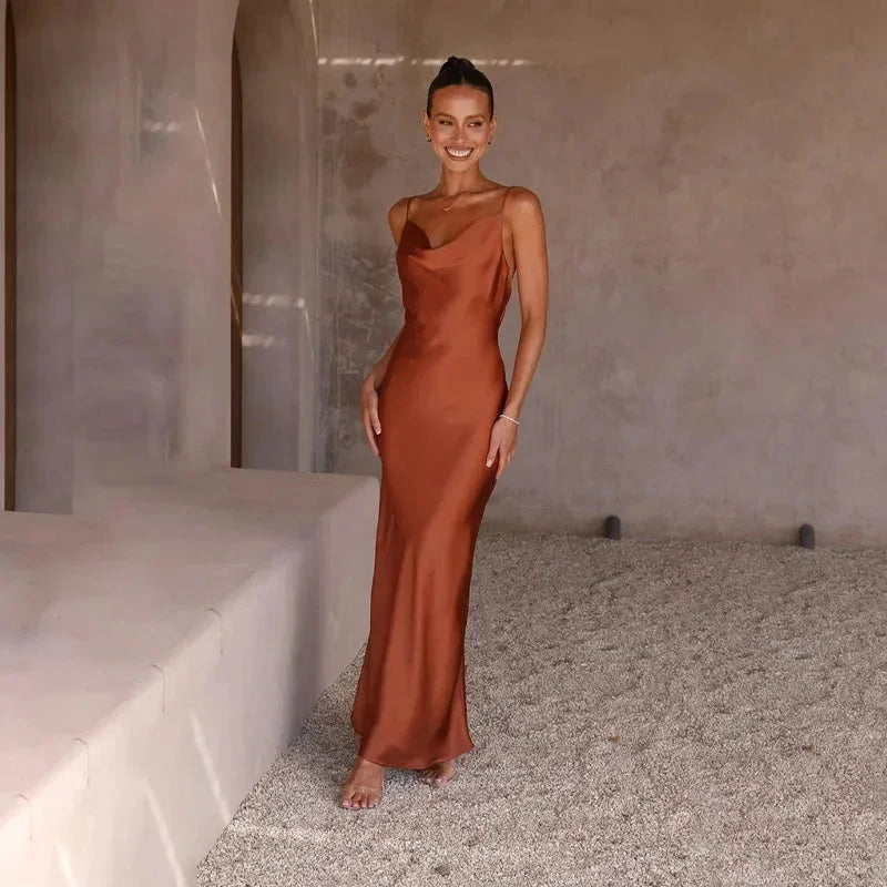 Vestito lungo donna satinato scollo a cappuccio senza maniche
