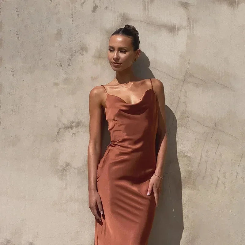 Vestito lungo donna satinato scollo a cappuccio senza maniche