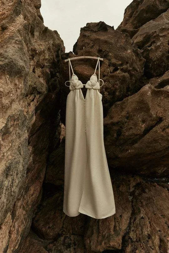 Vestito lungo donna beige con spacco e fiori 3D