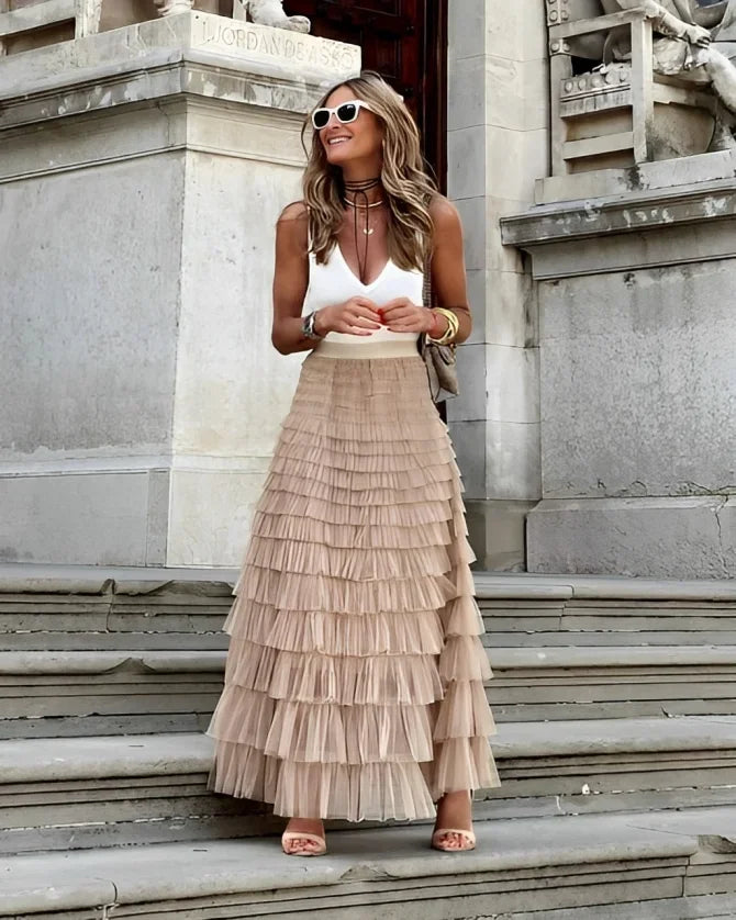 Gonna lunga donna a volant beige e canotta bianca
