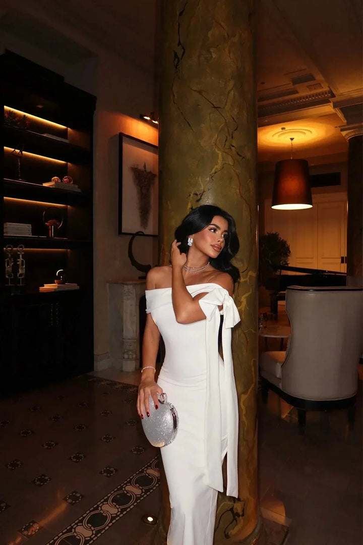 Vestito lungo bianco con Spalle scoperte e fiocco
