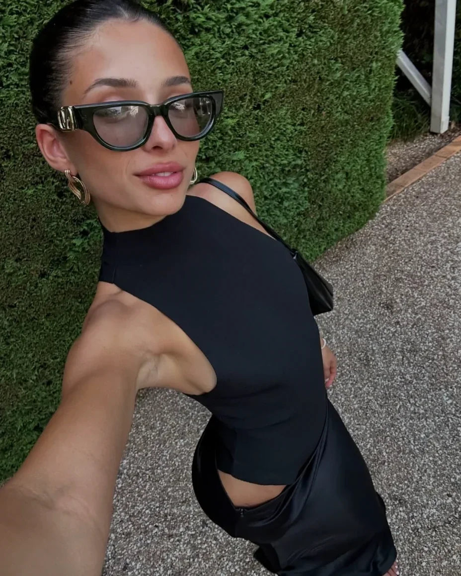 Vestito lungo da sera con collo halter e ritagli drappeggiati