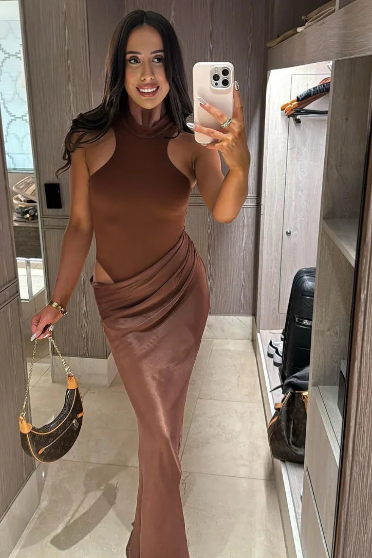 Vestito lungo da sera con collo halter e ritagli drappeggiati