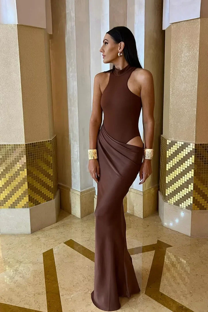 Vestito lungo da sera con collo halter e ritagli drappeggiati