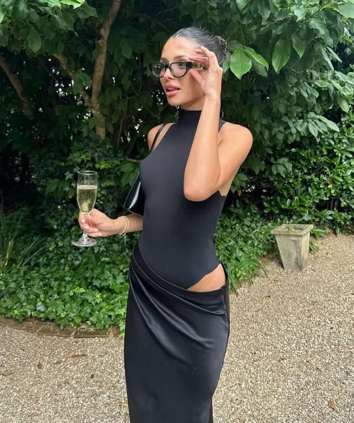 Vestito lungo da sera con collo halter e ritagli drappeggiati