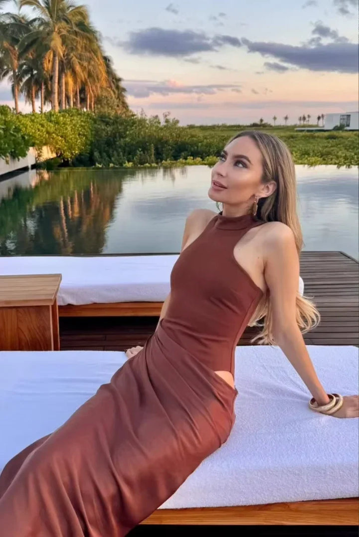 Vestito lungo da sera con collo halter e ritagli drappeggiati