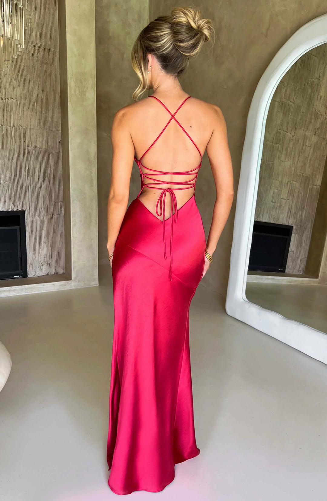 Vestito lungo da sera satinato con scollo a V e bretelle sottili