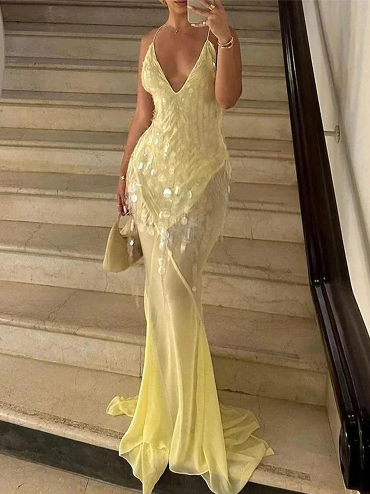 Vestito lungo giallo con paillettes, schiena incrociata, scollo a V