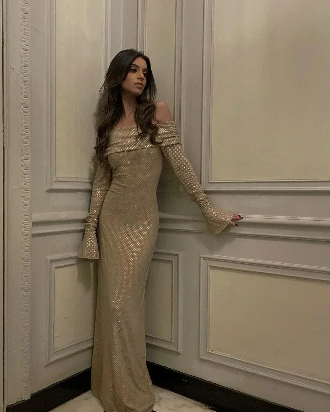 Vestito lungo scintillante a maniche lunghe con Spalle scoperte