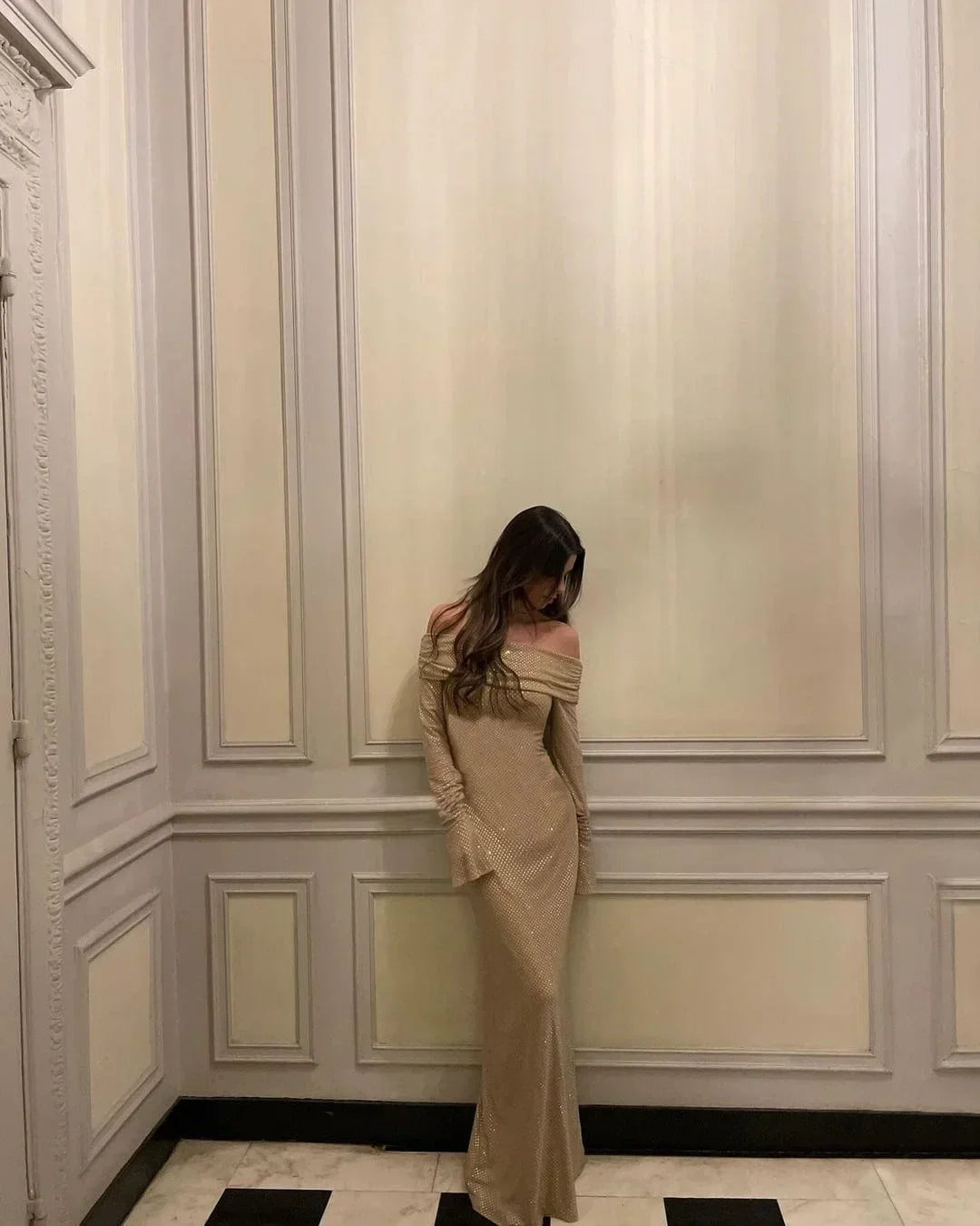 Vestito lungo scintillante a maniche lunghe con Spalle scoperte