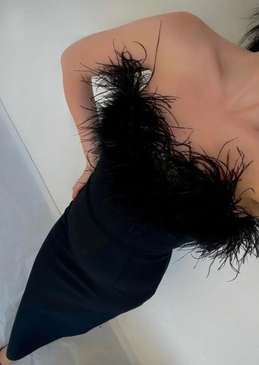 Vestito lungo nero senza bretelle con dettaglio piume