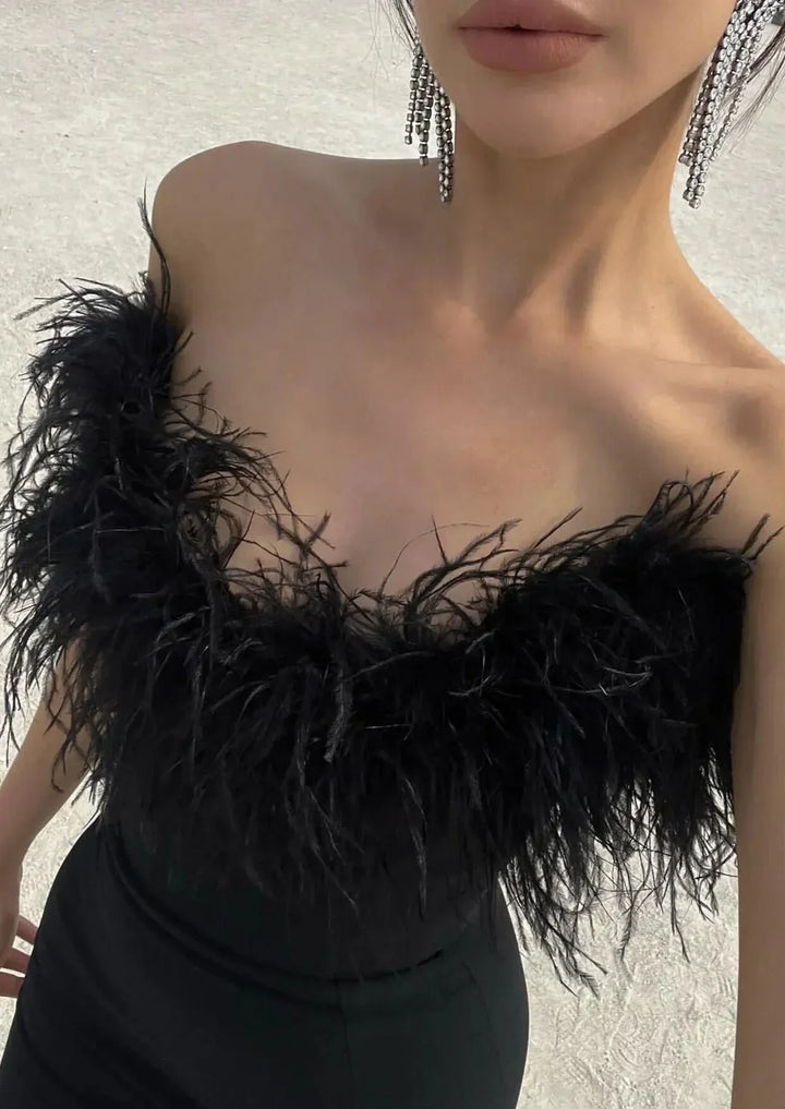 Vestito lungo nero senza bretelle con dettaglio piume