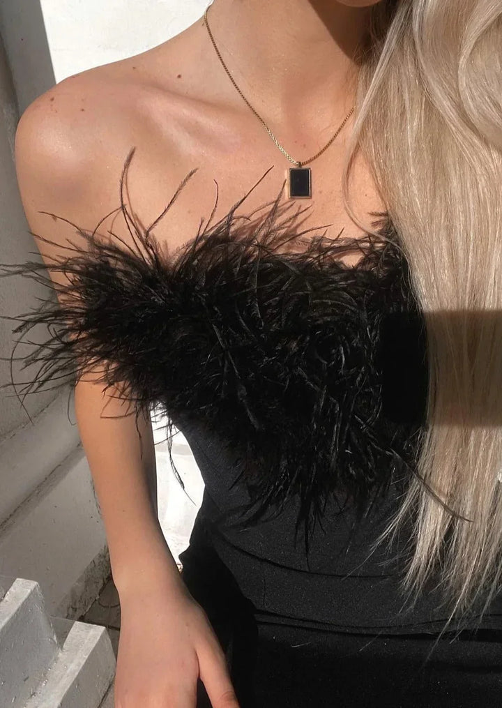 Vestito lungo nero senza bretelle con dettaglio piume