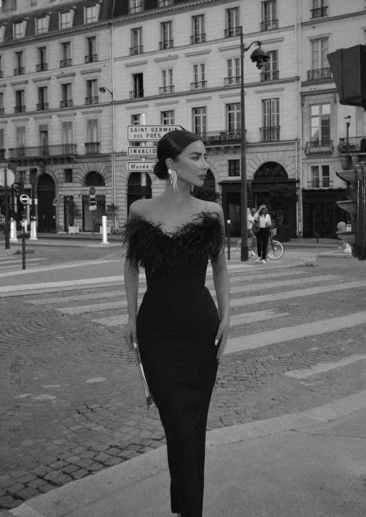 Vestito lungo nero senza bretelle con dettaglio piume