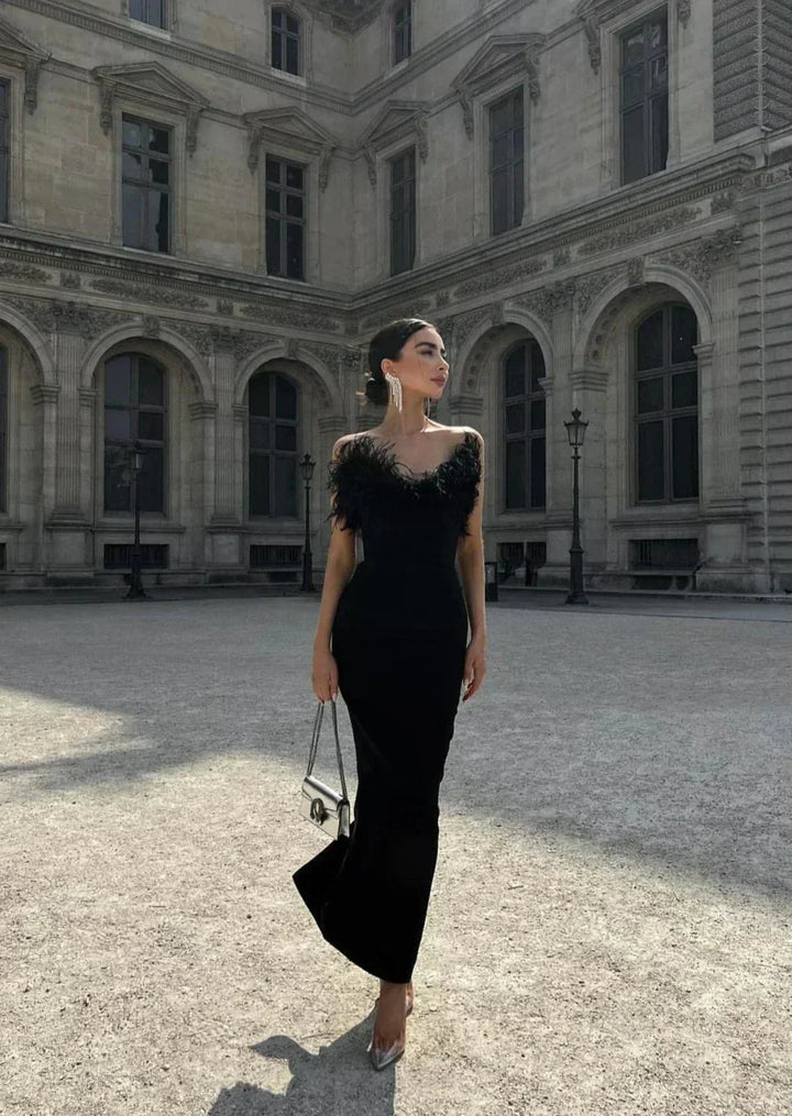 Vestito lungo nero senza bretelle con dettaglio piume