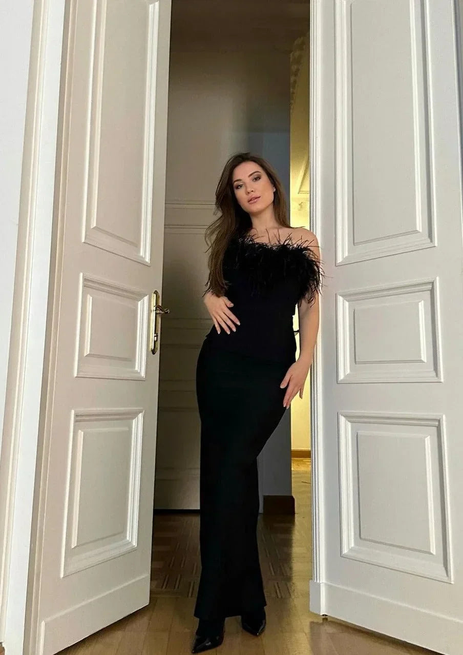 Vestito lungo nero senza bretelle con dettaglio piume