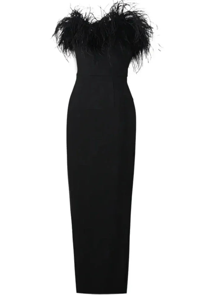 Vestito lungo nero senza bretelle con dettaglio piume