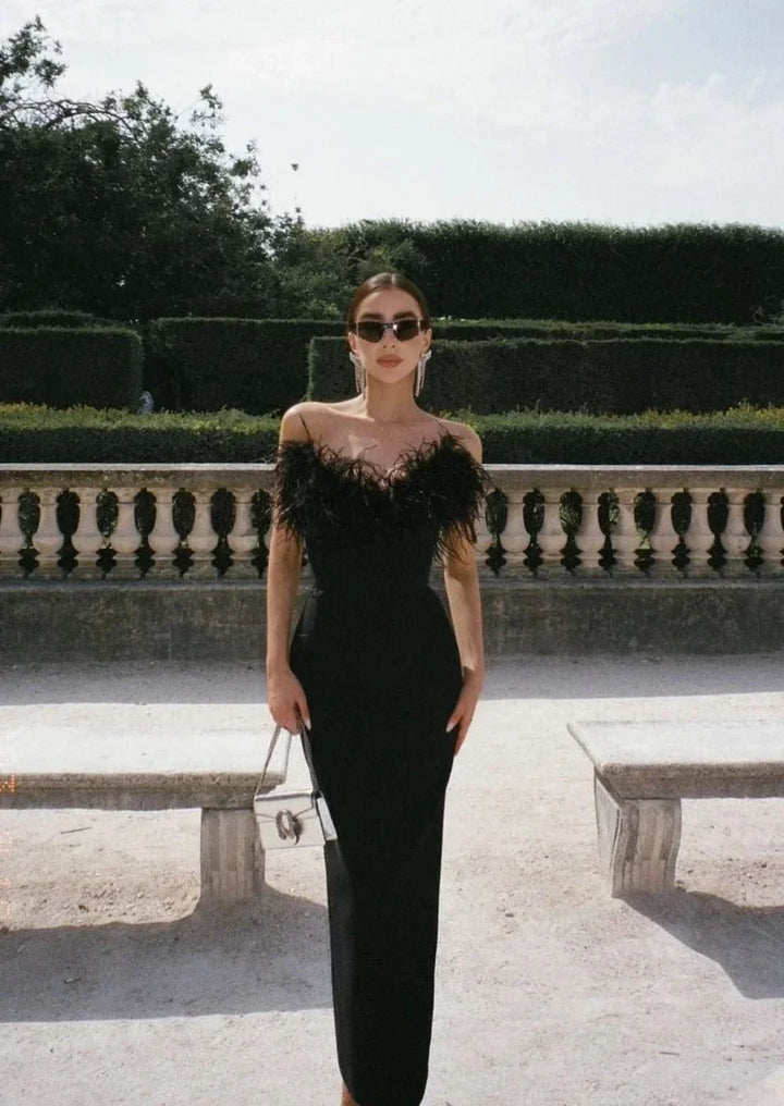 Vestito lungo nero senza bretelle con dettaglio piume