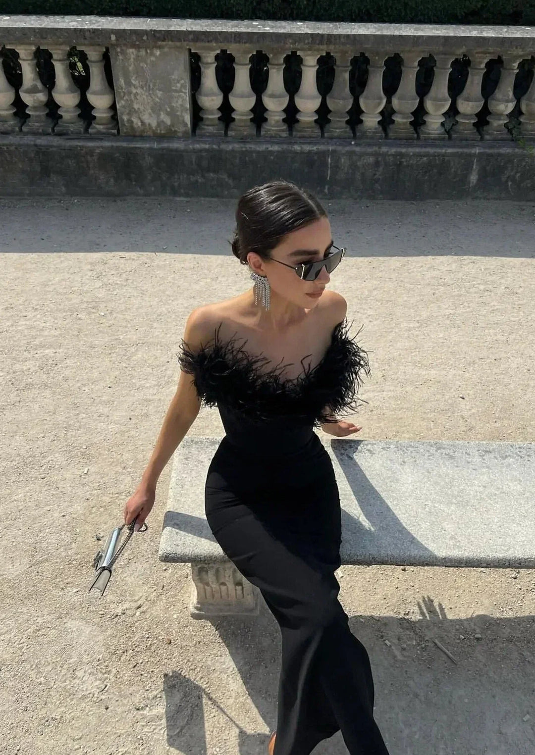 Vestito lungo nero senza bretelle con dettaglio piume
