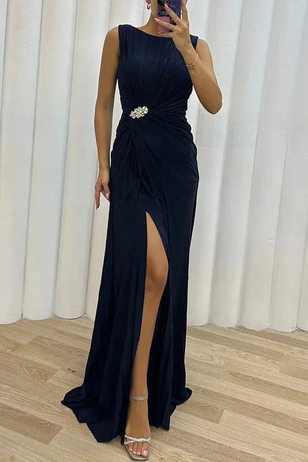Vestito lungo con spacco e spilla da sera senza maniche
