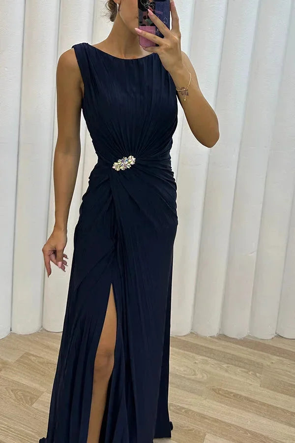 Vestito lungo con spacco e spilla da sera senza maniche