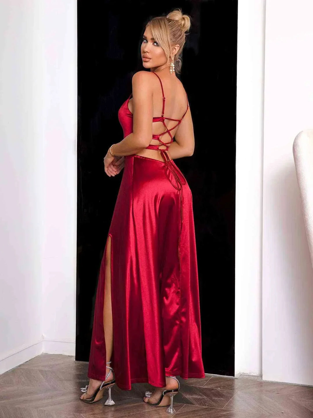 Vestito lungo satinato rosso con spacco e spalline sottili