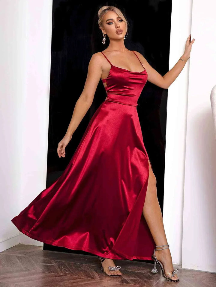 Vestito lungo satinato rosso con spacco e spalline sottili
