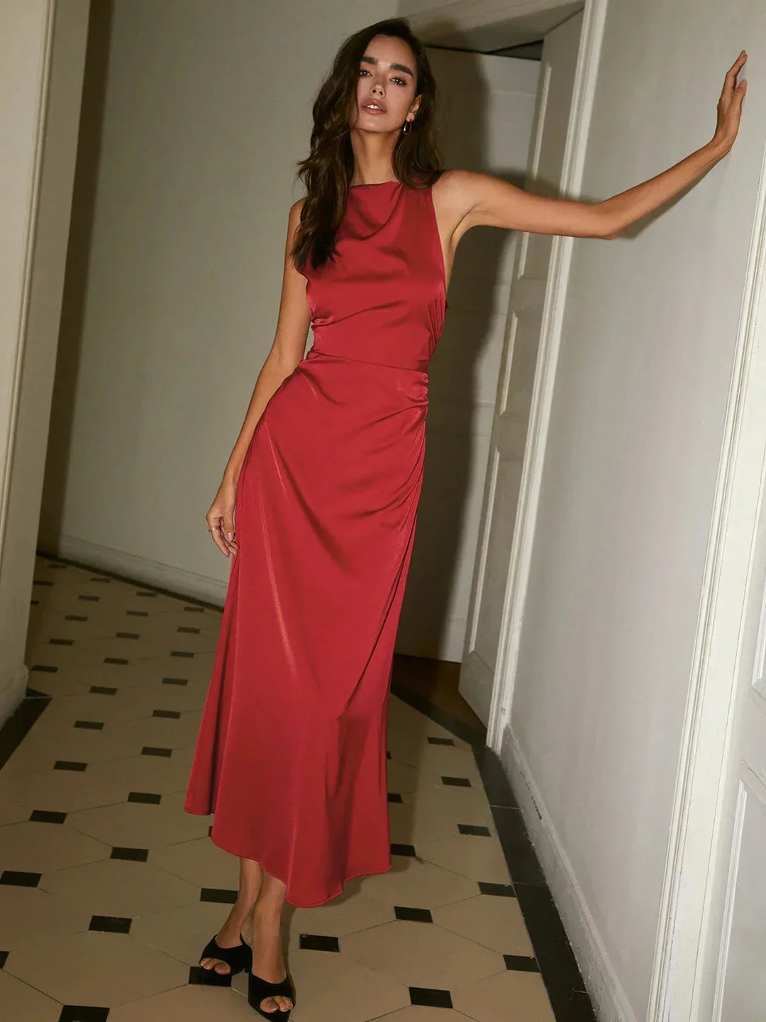 Vestito lungo rosso satinato con spacco schiena nuda da sera