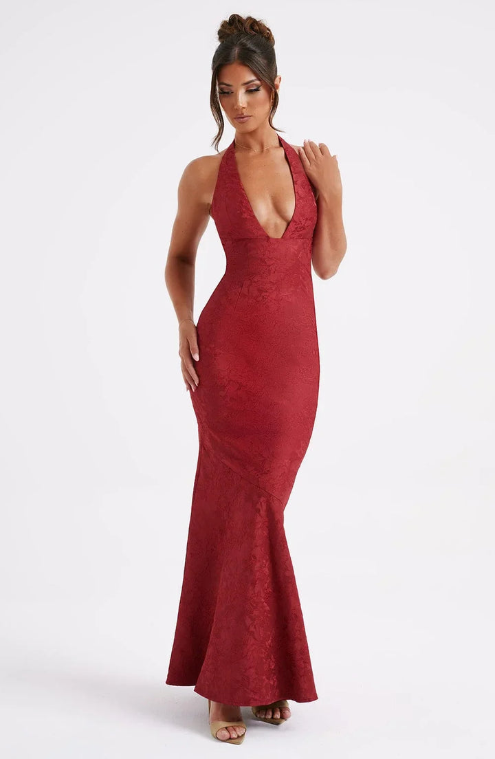 Vestito lungo rosso testurizzato con collo all’americana e scollatura profonda