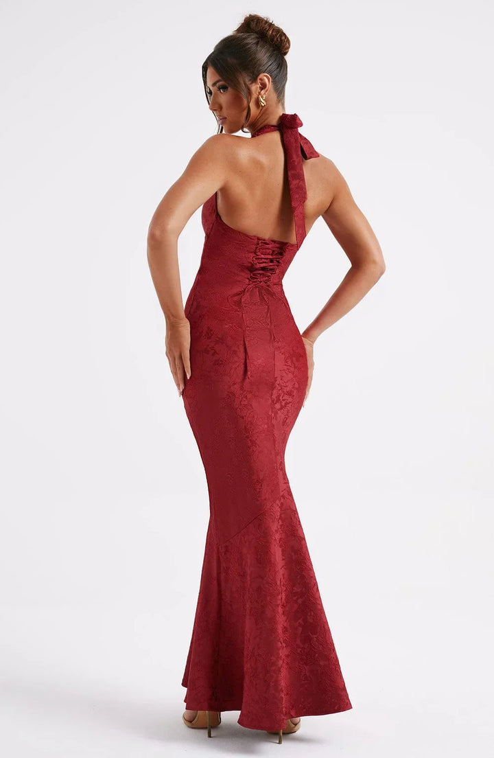 Vestito lungo rosso testurizzato con collo all’americana e scollatura profonda