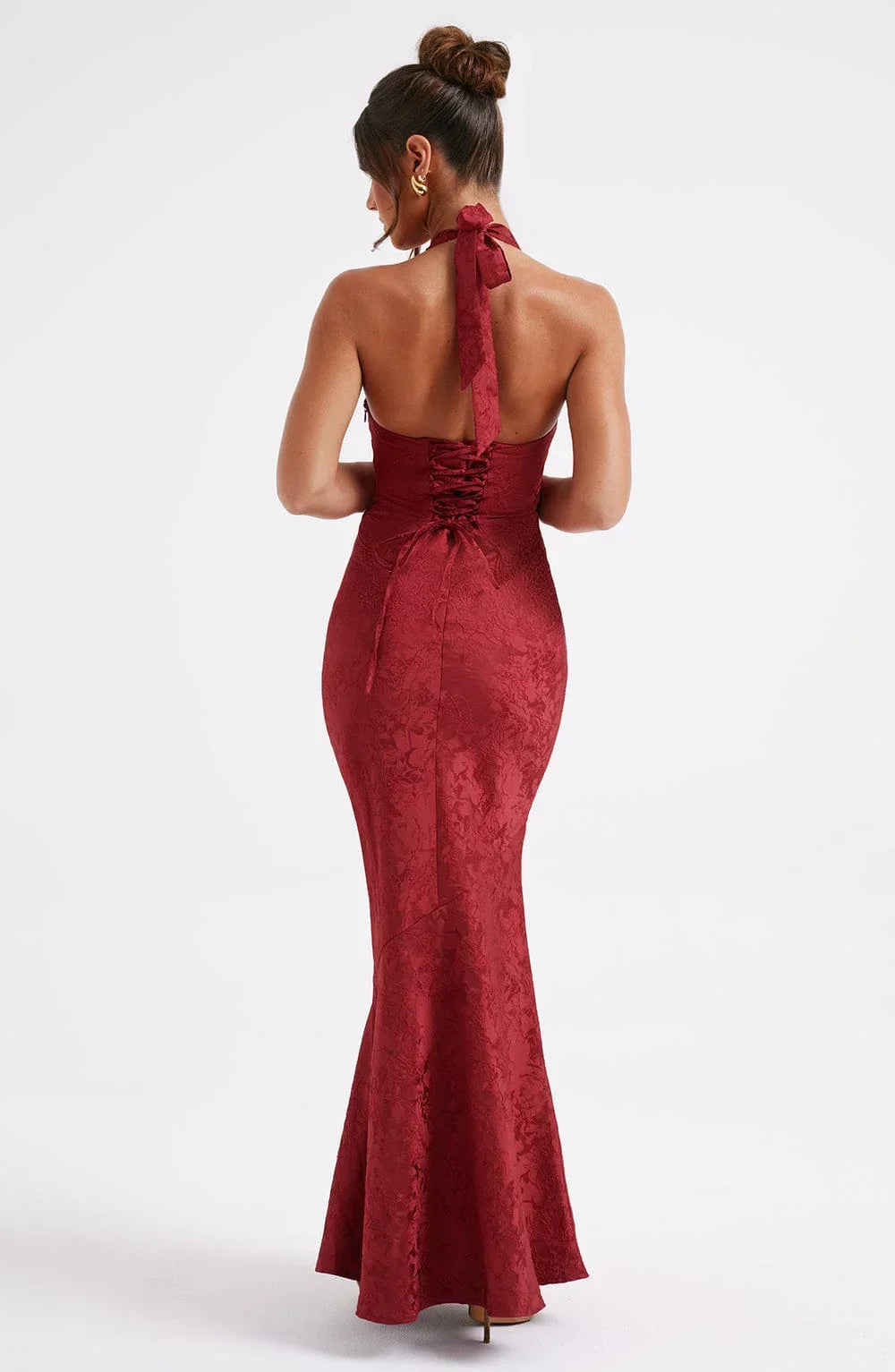 Vestito lungo rosso testurizzato con collo all’americana e scollatura profonda