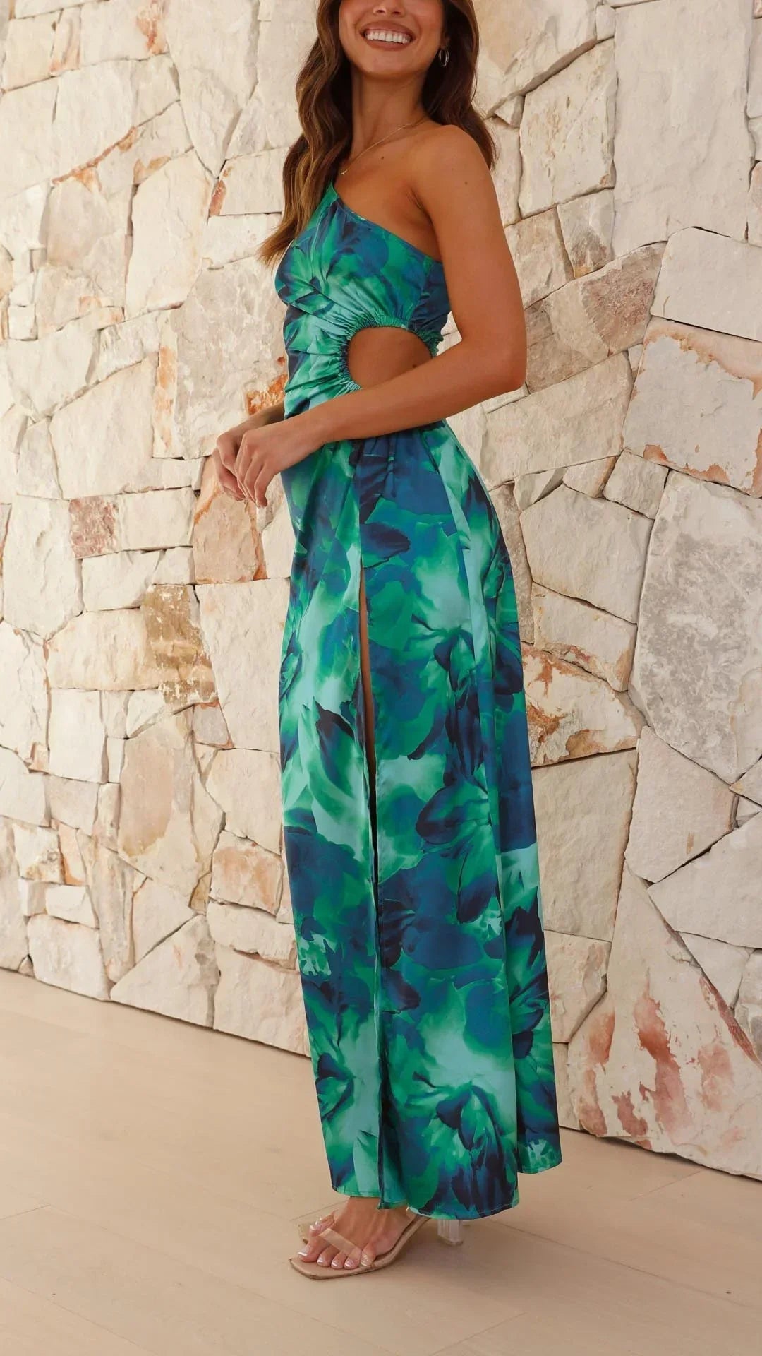 Vestito lungo verde monospalla con spacco floreale da sera