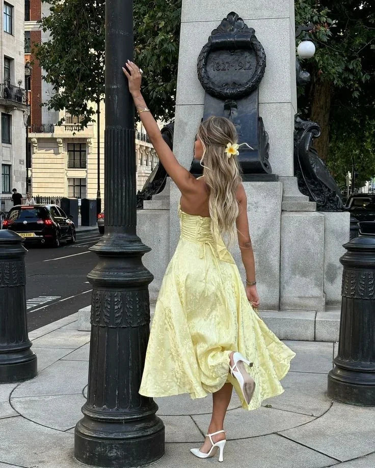 Abito midi donna giallo schiena nuda con gonna plissettata