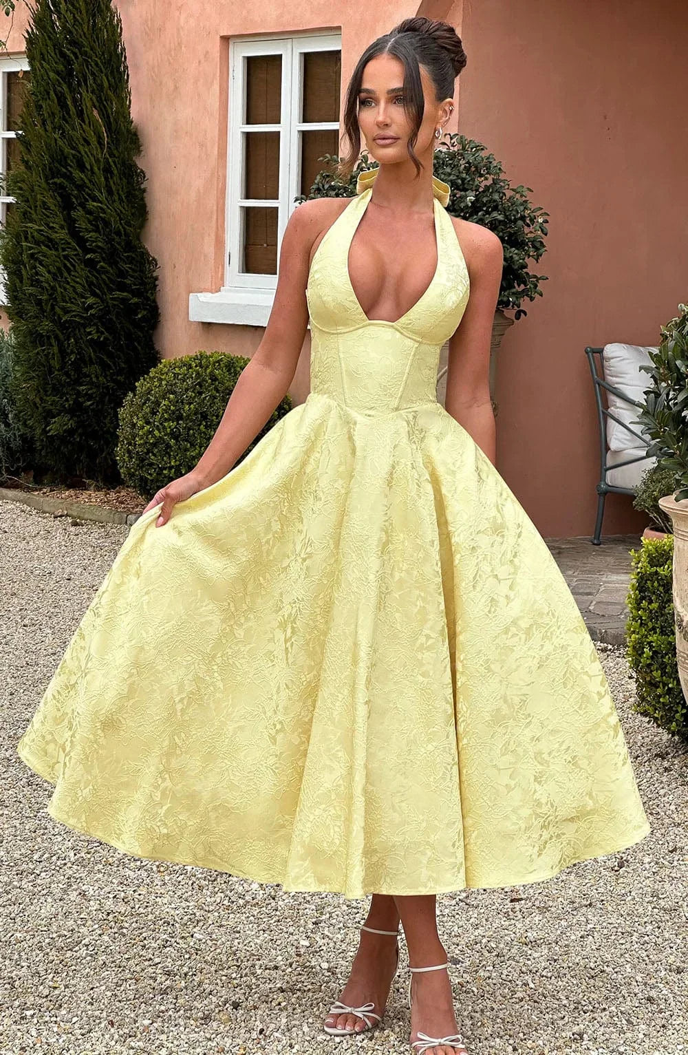 Abito midi donna giallo schiena nuda con gonna plissettata