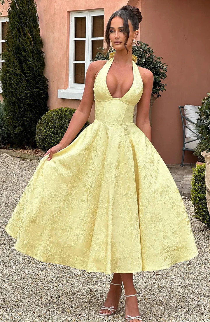 Abito midi donna giallo schiena nuda con gonna plissettata